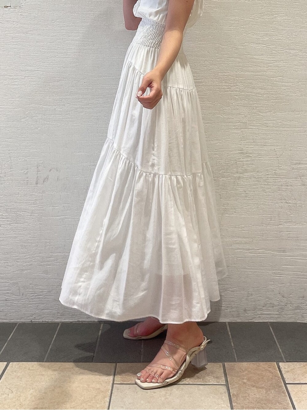 パープル系のサンダル、ホワイト系のワンピース、パープル系のシャツ/ブラウスを着用したレディースの春コーディネートの7枚目の写真