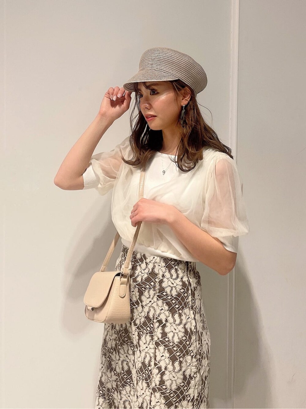 「夏コーデ、レーススカート、カシュクール、ワントーンコーデ、大人っぽコーデ、158cmコーデ、肌見せ、春服コーデ、ニットトップス、シアーニット、モテコーデ、ガーリーコーデ、きれいめカジュアル、花柄、トレンド」｜「dazzlinのチュールスリーブシアーニットトップス（ニット/セーター、ホワイト系）」を使った、AYU KAMEIさん（レディース・158cm）の春コーディネートの6枚目の写真