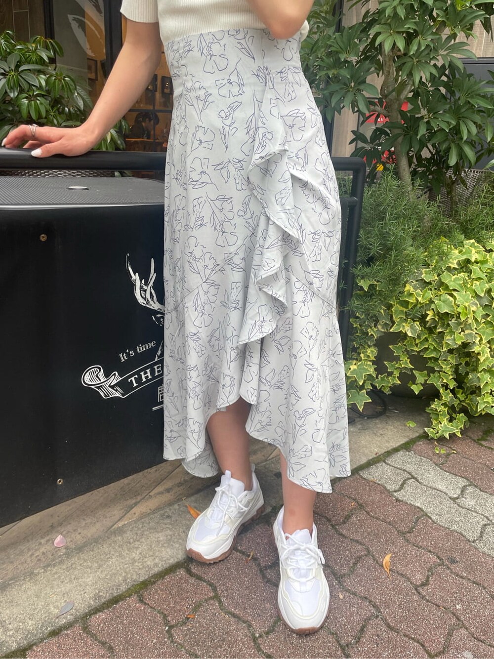 「ウエストマーク、春服、春服コーデ、トレンド、dazzlin、ダズリン、きれいめカジュアル、ワントーンコーデ、大人っぽコーデ、158cmコーデ、フェミニンコーデ、モテコーデ、大人フェミニン」｜「AKIII CLASSICの【AKIII】別注URBAN TRACKER（スニーカー、ホワイト系）」を使った、AYU KAMEIさん（レディース・158cm）の春コーディネートの5枚目の写真
