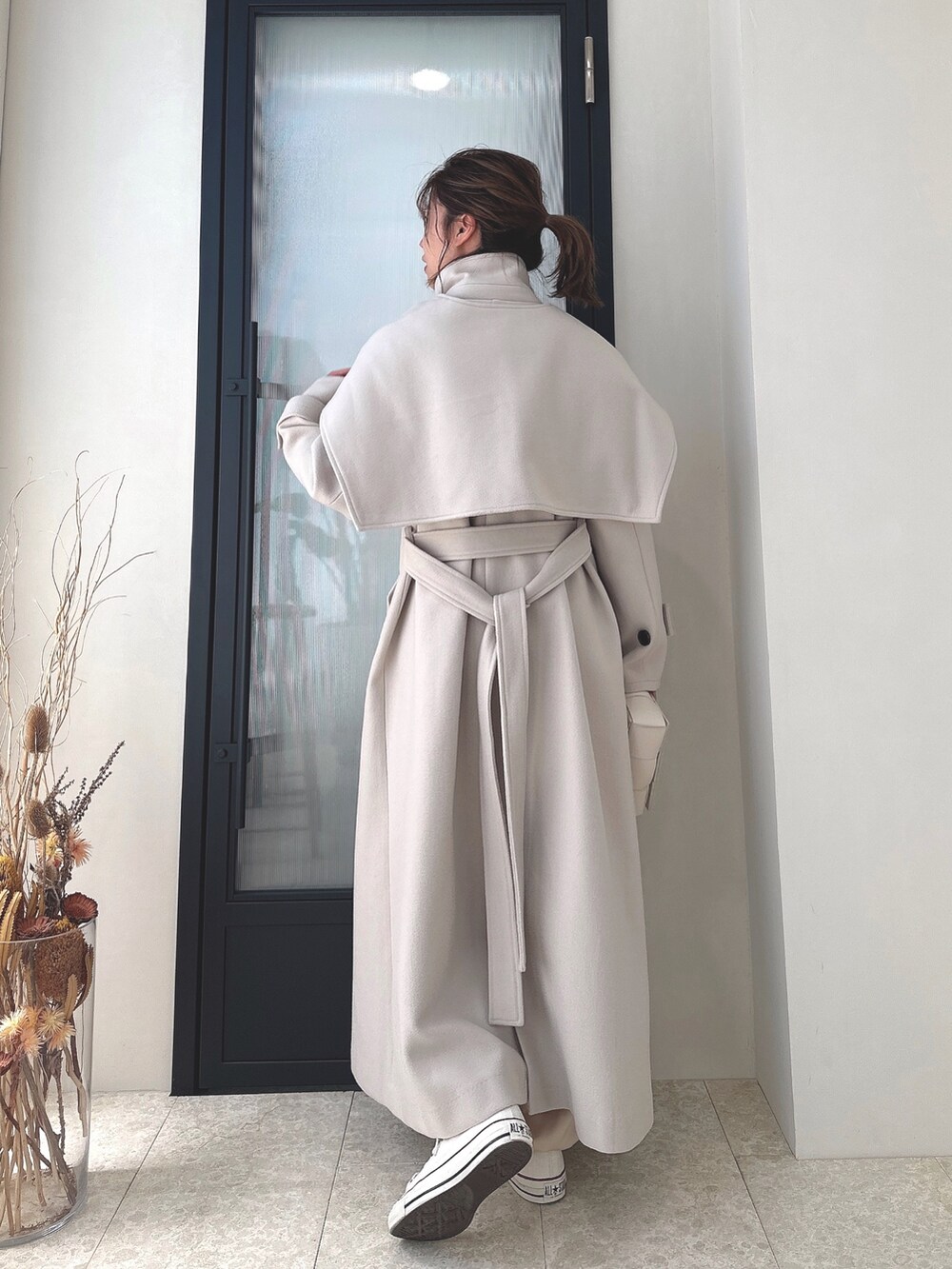 ホワイト系のその他アウターを着用したレディースの夏コーディネートの3枚目の写真