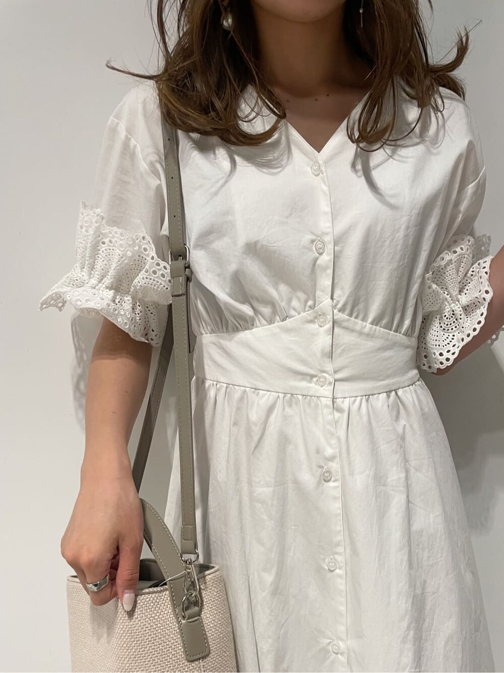 「大人フェミニン、158cmコーデ、きれいめカジュアル、コットン、ワンピース、大人っぽコーデ、春服、トレンド、ウエストマーク、ホワイトコーデ、ダズリン、モテコーデ、dazzlin、フレアワンピース、ワントーンコーデ」｜「dazzlinのスリーブコットンシャツワンピース（ワンピース、ホワイト系）」を使った、AYU KAMEIさん（レディース・158cm）の春コーディネートの9枚目の写真