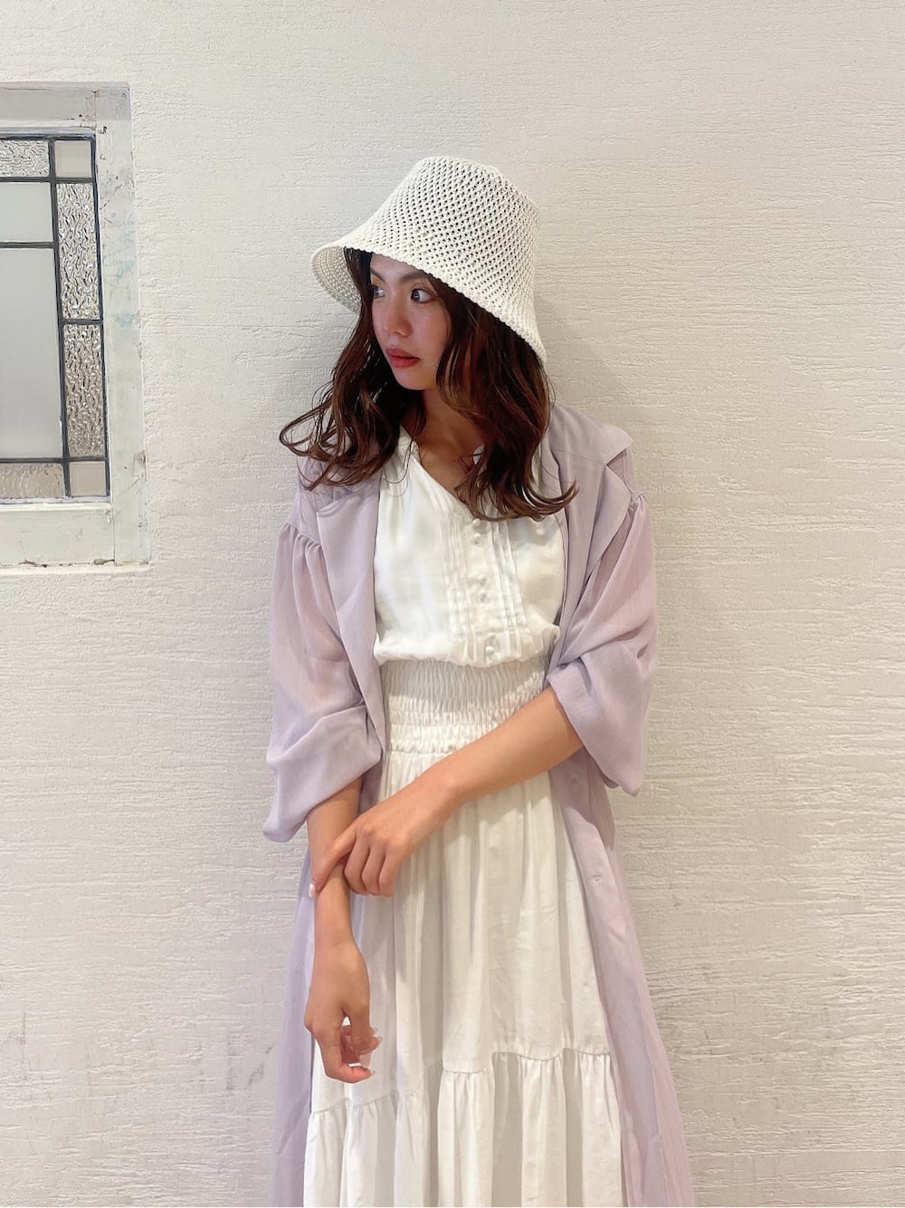 パープル系のサンダル、ホワイト系のワンピース、パープル系のシャツ/ブラウスを着用したレディースの春コーディネートの3枚目の写真