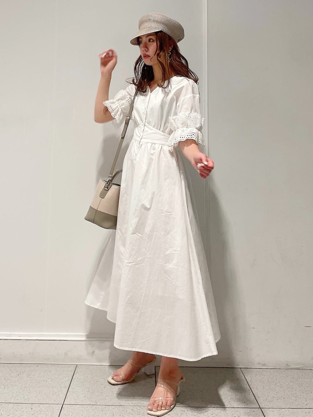 「大人フェミニン、158cmコーデ、きれいめカジュアル、コットン、ワンピース、大人っぽコーデ、春服、トレンド、ウエストマーク、ホワイトコーデ、ダズリン、モテコーデ、dazzlin、フレアワンピース、ワントーンコーデ」｜「dazzlinのスリーブコットンシャツワンピース（ワンピース、ホワイト系）」を使った、AYU KAMEIさん（レディース・158cm）の春コーディネートの4枚目の写真