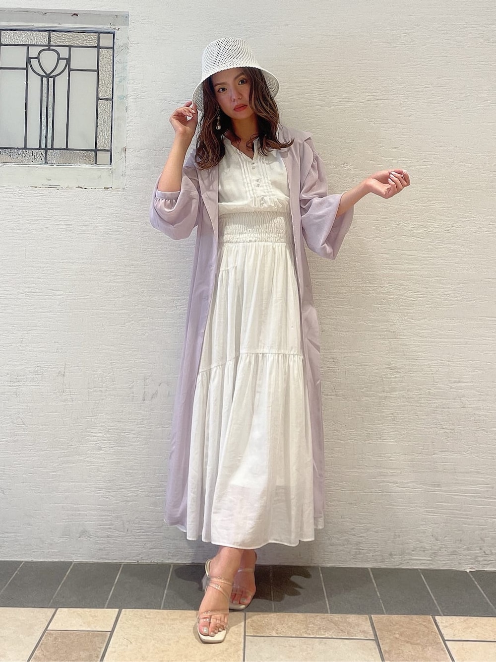 パープル系のサンダル、ホワイト系のワンピース、パープル系のシャツ/ブラウスを着用したレディースの春コーディネートの9枚目の写真