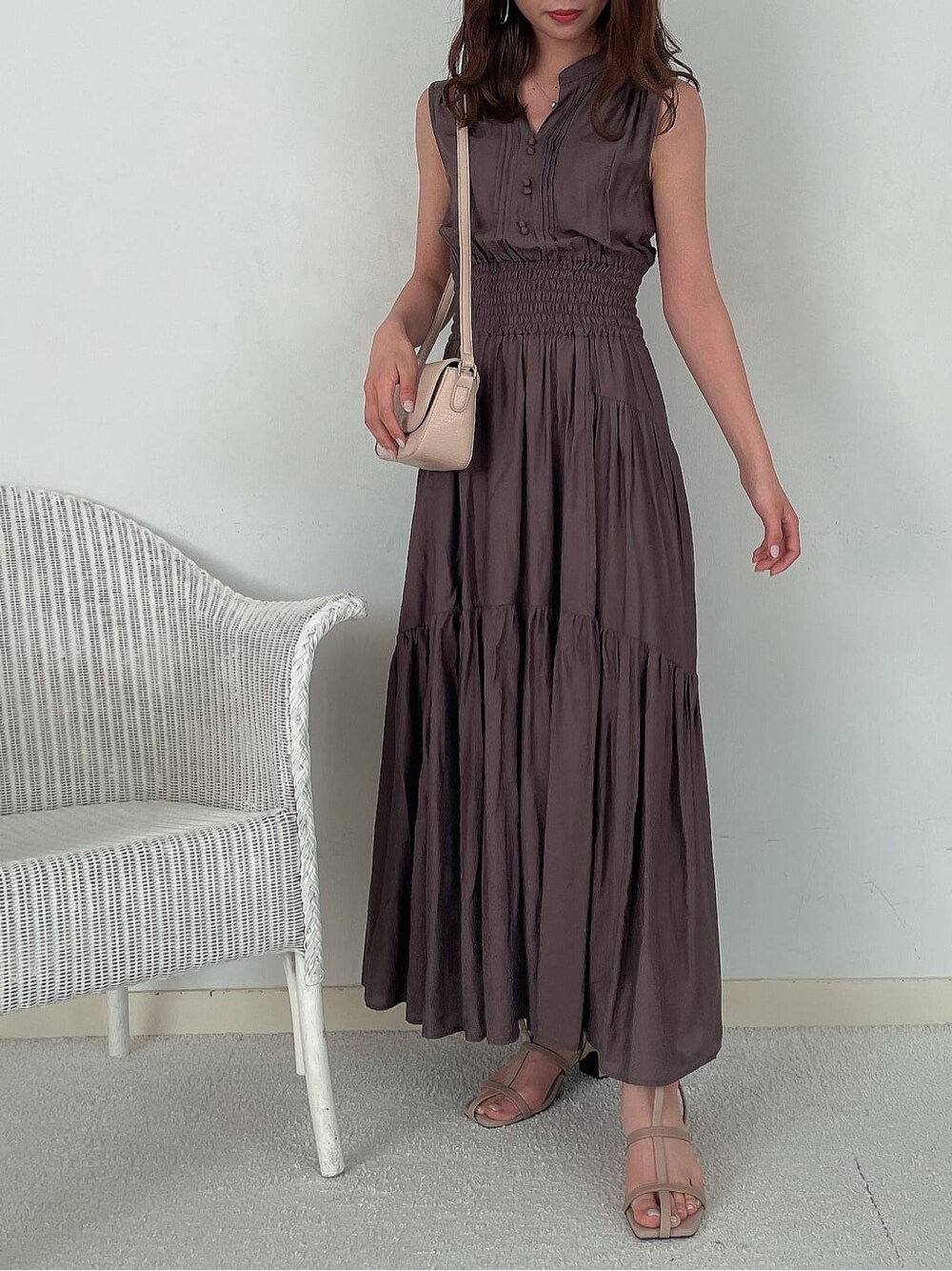 ブラウン系のワンピース、ベージュ系のサンダルを着用したレディースの春コーディネートの7枚目の写真