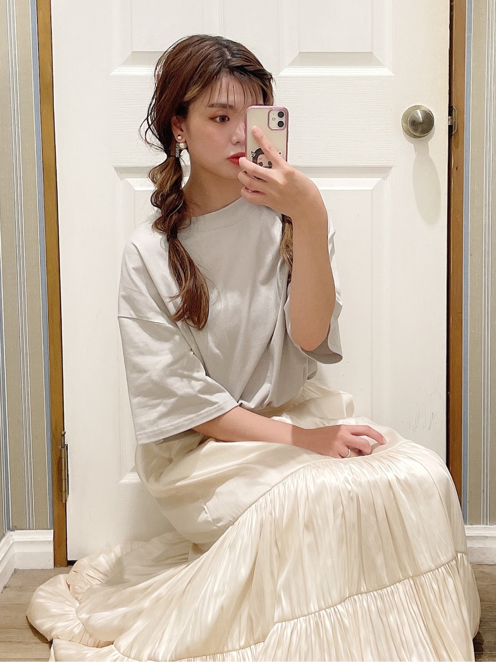 ホワイト系のスカート、ブルー系のサンダル、グレー系のTシャツ/カットソーを着用したレディースの春コーディネートの3枚目の写真