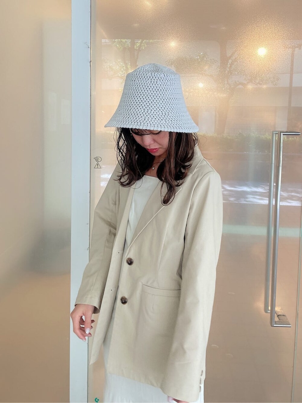 「大人可愛い、春服コーデ、モテコーデ、ワンピース、マーメイドワンピース、大人フェミニン、158cmコーデ、大人シンプル、トレンド、マーメイドスカート、大人カジュアル、大人っぽコーデ、ワントーンコーデ、ロングスカート、双子コーデ」｜「dazzlinのシングルオーバーテーラードジャケット（テーラードジャケット、ベージュ系）」を使った、AYU KAMEIさん（レディース・158cm）の春コーディネートの3枚目の写真