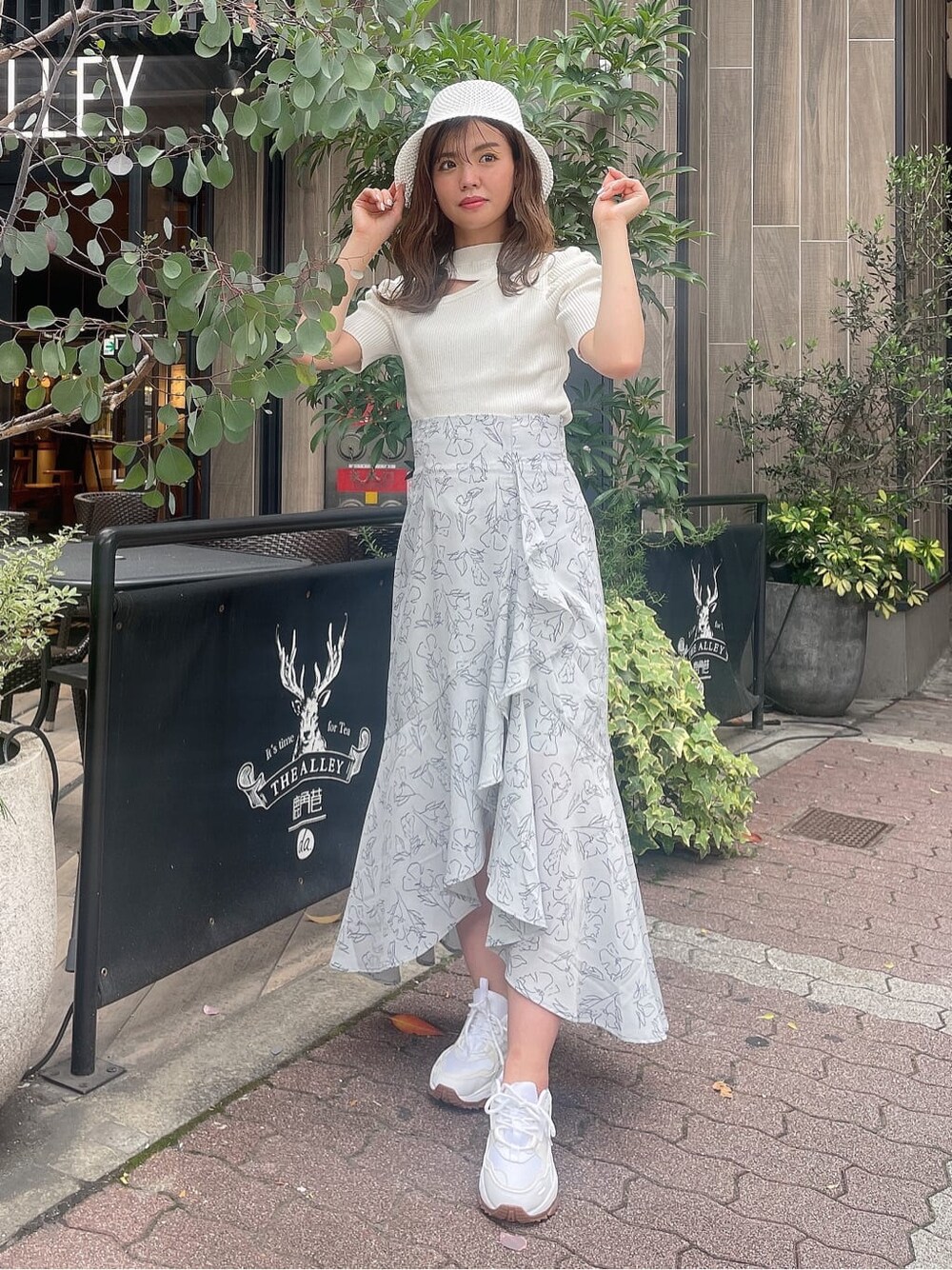 「ウエストマーク、春服、春服コーデ、トレンド、dazzlin、ダズリン、きれいめカジュアル、ワントーンコーデ、大人っぽコーデ、158cmコーデ、フェミニンコーデ、モテコーデ、大人フェミニン」｜「AKIII CLASSICの【AKIII】別注URBAN TRACKER（スニーカー、ホワイト系）」を使った、AYU KAMEIさん（レディース・158cm）の春コーディネートの2枚目の写真