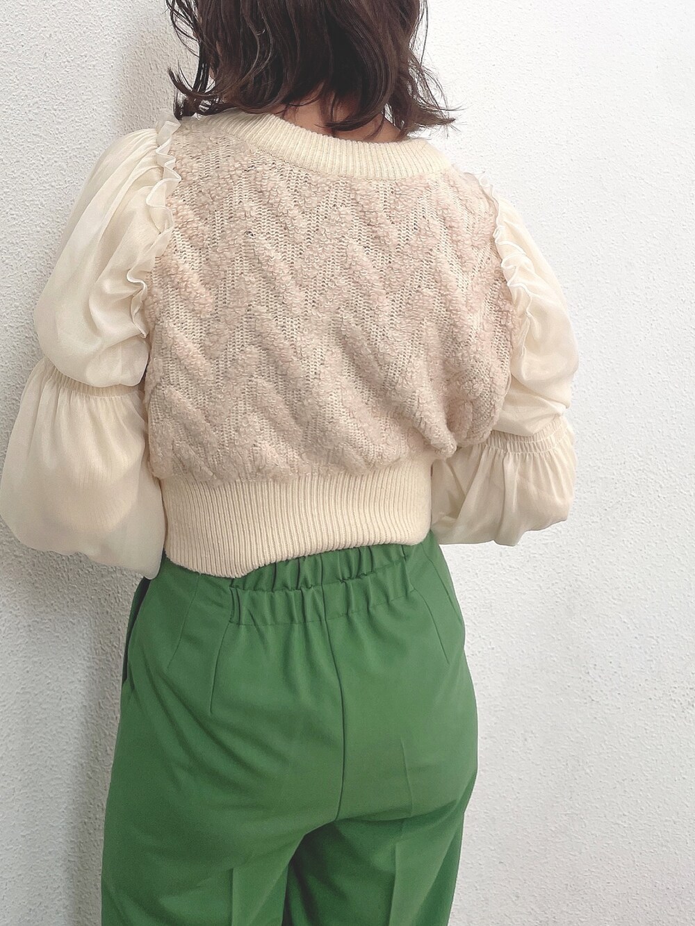 ホワイト系のニット/セーター、グリーン系のその他パンツ、ブラック系のパンプスを着用したレディースの秋コーディネートの6枚目の写真