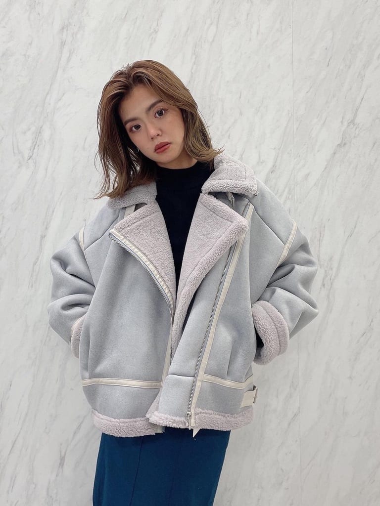 「大人っぽコーデ、dazzlin、ダズリン、ワントーンコーデ、ボアブルゾン、158cmコーデ、モテコーデ、きれいめカジュアル、トレンド、秋冬コーデ、淡色女子」｜「dazzlinのボアショートコンパクトブルゾン（ブルゾン、ブルー系）」を使った、AYU KAMEIさん（レディース・158cm）の秋コーディネートの2枚目の写真