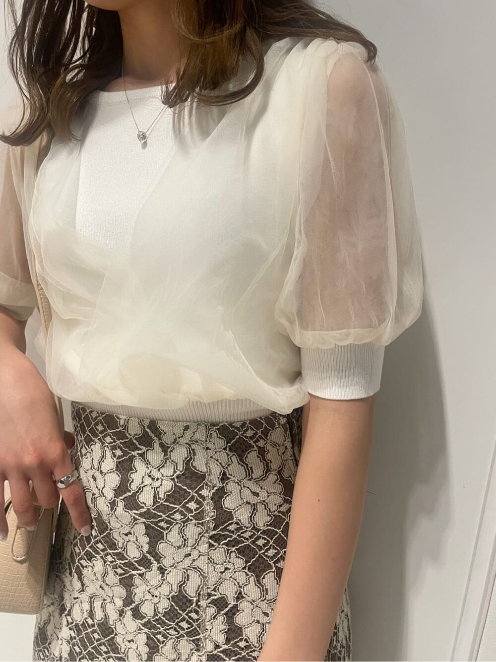 「夏コーデ、レーススカート、カシュクール、ワントーンコーデ、大人っぽコーデ、158cmコーデ、肌見せ、春服コーデ、ニットトップス、シアーニット、モテコーデ、ガーリーコーデ、きれいめカジュアル、花柄、トレンド」｜「dazzlinのチュールスリーブシアーニットトップス（ニット/セーター、ホワイト系）」を使った、AYU KAMEIさん（レディース・158cm）の春コーディネートの5枚目の写真