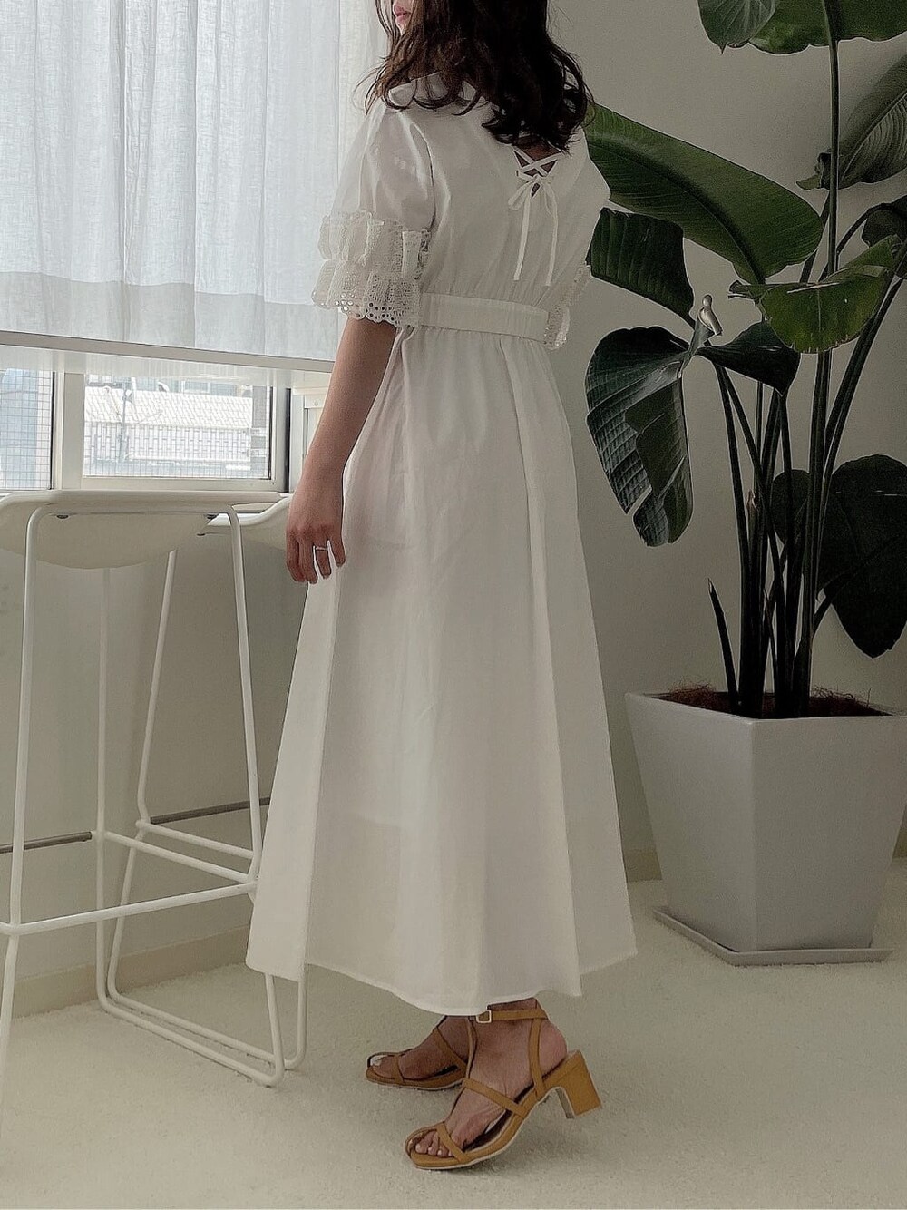 「大人フェミニン、158cmコーデ、きれいめカジュアル、コットン、ワンピース、大人っぽコーデ、春服、トレンド、ウエストマーク、ホワイトコーデ、ダズリン、モテコーデ、dazzlin、フレアワンピース、ワントーンコーデ」｜「dazzlinのスリーブコットンシャツワンピース（ワンピース、ホワイト系）」を使った、AYU KAMEIさん（レディース・158cm）の春コーディネートの5枚目の写真