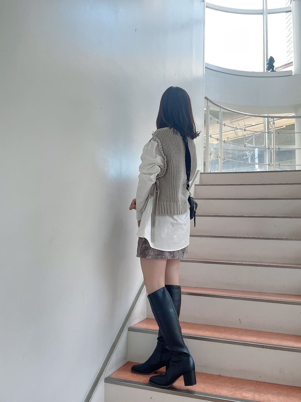 「大人っぽコーデ、ダズリン、大人可愛い、スカート、ブラックコーデ、ママコーデ、ワントーンコーデ、158cmコーデ、モノトーン、きれいめカジュアル、秋服、ミニスカート、カジュアルコーデ、dazzlin、ロングブーツ」｜「dazzlinのジャカードランダムミニスカート（スカート、グレー系）」を使った、AYU KAMEIさん（レディース・158cm）の秋コーディネートの3枚目の写真
