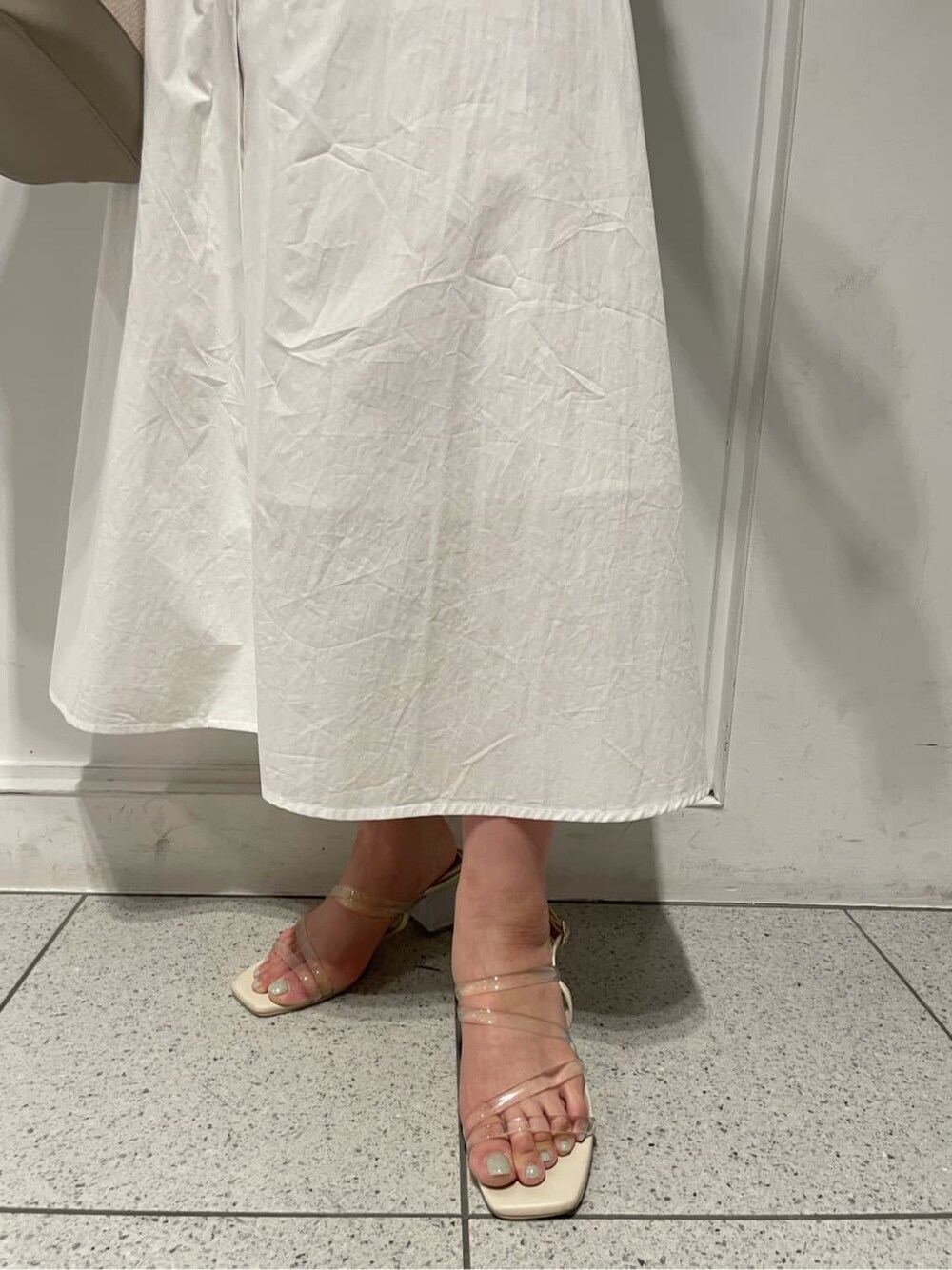 「大人フェミニン、158cmコーデ、きれいめカジュアル、コットン、ワンピース、大人っぽコーデ、春服、トレンド、ウエストマーク、ホワイトコーデ、ダズリン、モテコーデ、dazzlin、フレアワンピース、ワントーンコーデ」｜「dazzlinのスリーブコットンシャツワンピース（ワンピース、ホワイト系）」を使った、AYU KAMEIさん（レディース・158cm）の春コーディネートの8枚目の写真