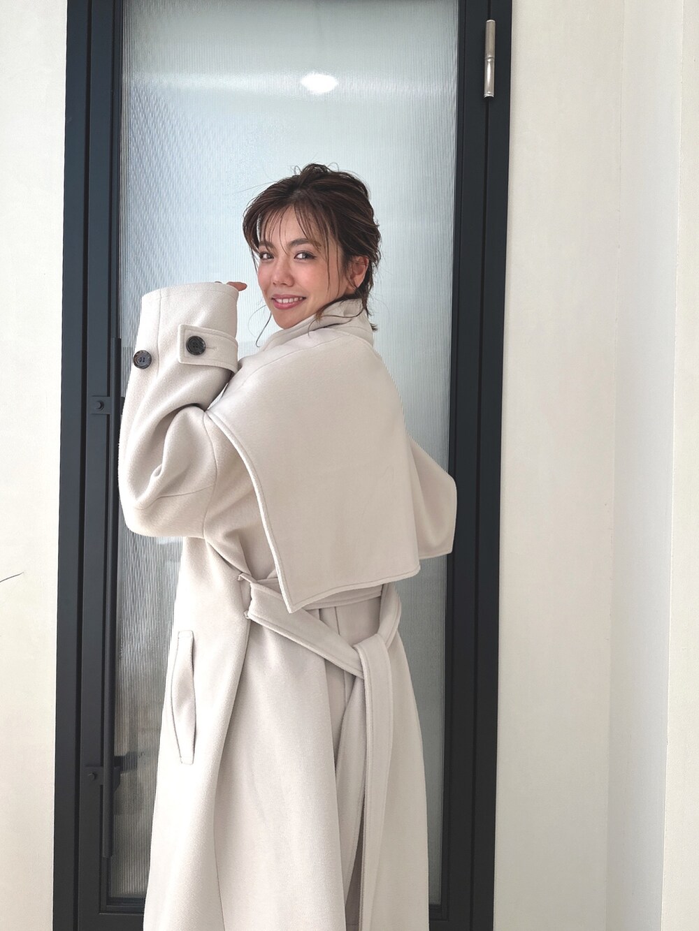 ホワイト系のその他アウターを着用したレディースの夏コーディネートの6枚目の写真