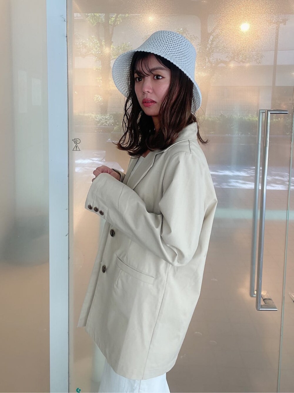 「大人可愛い、春服コーデ、モテコーデ、ワンピース、マーメイドワンピース、大人フェミニン、158cmコーデ、大人シンプル、トレンド、マーメイドスカート、大人カジュアル、大人っぽコーデ、ワントーンコーデ、ロングスカート、双子コーデ」｜「dazzlinのシングルオーバーテーラードジャケット（テーラードジャケット、ベージュ系）」を使った、AYU KAMEIさん（レディース・158cm）の春コーディネートの5枚目の写真