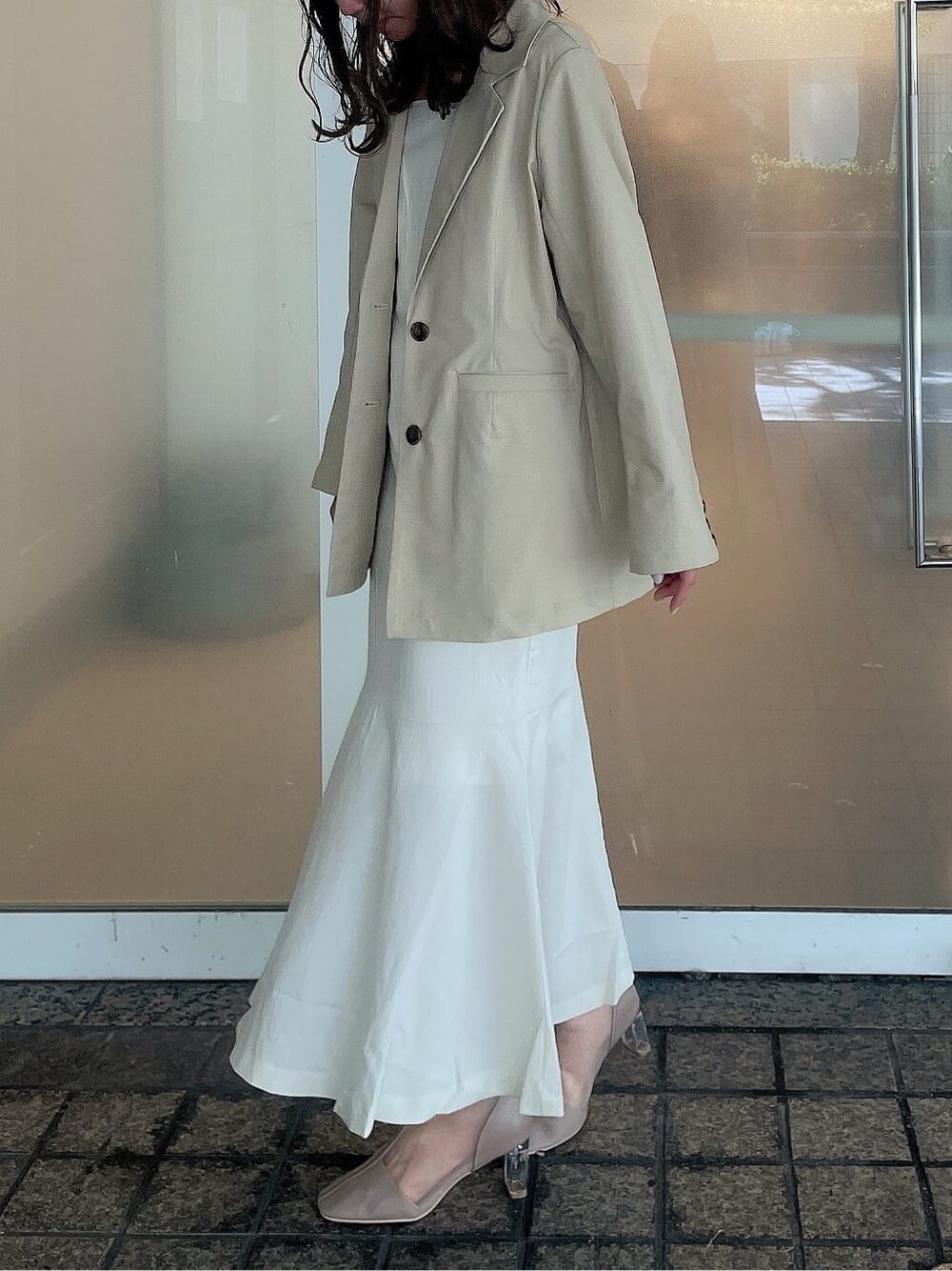 「大人可愛い、春服コーデ、モテコーデ、ワンピース、マーメイドワンピース、大人フェミニン、158cmコーデ、大人シンプル、トレンド、マーメイドスカート、大人カジュアル、大人っぽコーデ、ワントーンコーデ、ロングスカート、双子コーデ」｜「dazzlinのシングルオーバーテーラードジャケット（テーラードジャケット、ベージュ系）」を使った、AYU KAMEIさん（レディース・158cm）の春コーディネートの6枚目の写真