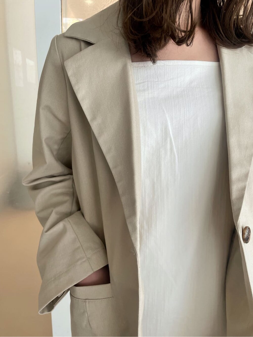 「大人可愛い、春服コーデ、モテコーデ、ワンピース、マーメイドワンピース、大人フェミニン、158cmコーデ、大人シンプル、トレンド、マーメイドスカート、大人カジュアル、大人っぽコーデ、ワントーンコーデ、ロングスカート、双子コーデ」｜「dazzlinのシングルオーバーテーラードジャケット（テーラードジャケット、ベージュ系）」を使った、AYU KAMEIさん（レディース・158cm）の春コーディネートの7枚目の写真