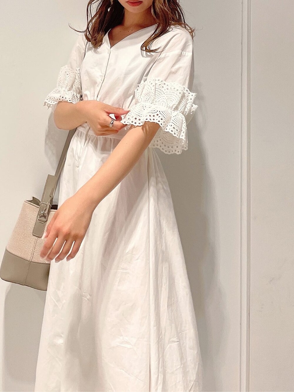「大人フェミニン、158cmコーデ、きれいめカジュアル、コットン、ワンピース、大人っぽコーデ、春服、トレンド、ウエストマーク、ホワイトコーデ、ダズリン、モテコーデ、dazzlin、フレアワンピース、ワントーンコーデ」｜「dazzlinのスリーブコットンシャツワンピース（ワンピース、ホワイト系）」を使った、AYU KAMEIさん（レディース・158cm）の春コーディネートの3枚目の写真