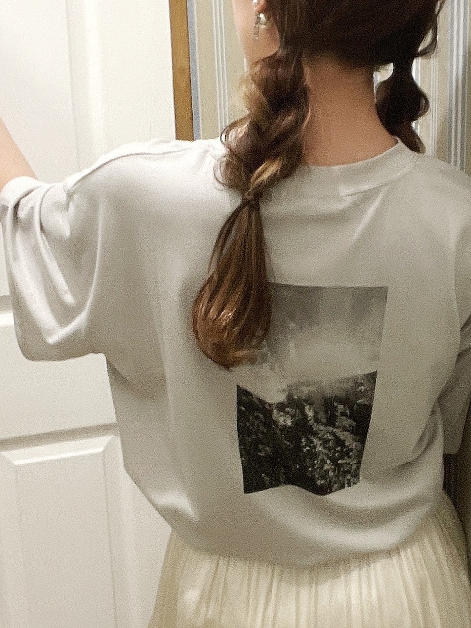 ホワイト系のスカート、ブルー系のサンダル、グレー系のTシャツ/カットソーを着用したレディースの春コーディネートの5枚目の写真