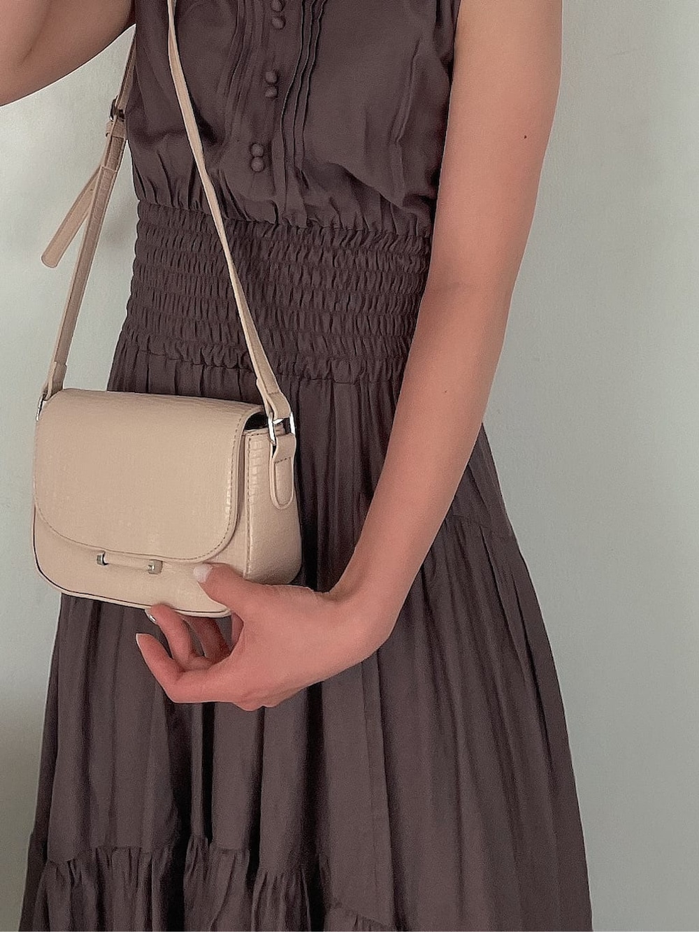 ブラウン系のワンピース、ベージュ系のサンダルを着用したレディースの春コーディネートの6枚目の写真