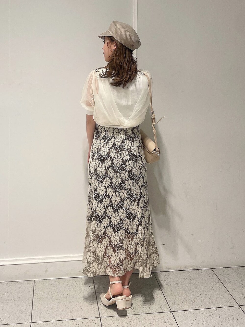 「夏コーデ、レーススカート、カシュクール、ワントーンコーデ、大人っぽコーデ、158cmコーデ、肌見せ、春服コーデ、ニットトップス、シアーニット、モテコーデ、ガーリーコーデ、きれいめカジュアル、花柄、トレンド」｜「dazzlinのチュールスリーブシアーニットトップス（ニット/セーター、ホワイト系）」を使った、AYU KAMEIさん（レディース・158cm）の春コーディネートの3枚目の写真
