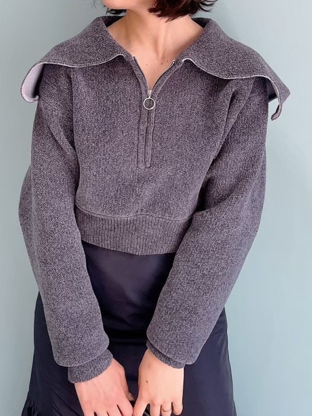 グレー系のニット/セーター、ブルー系のスカートを着用したレディースの夏コーディネートの4枚目の写真