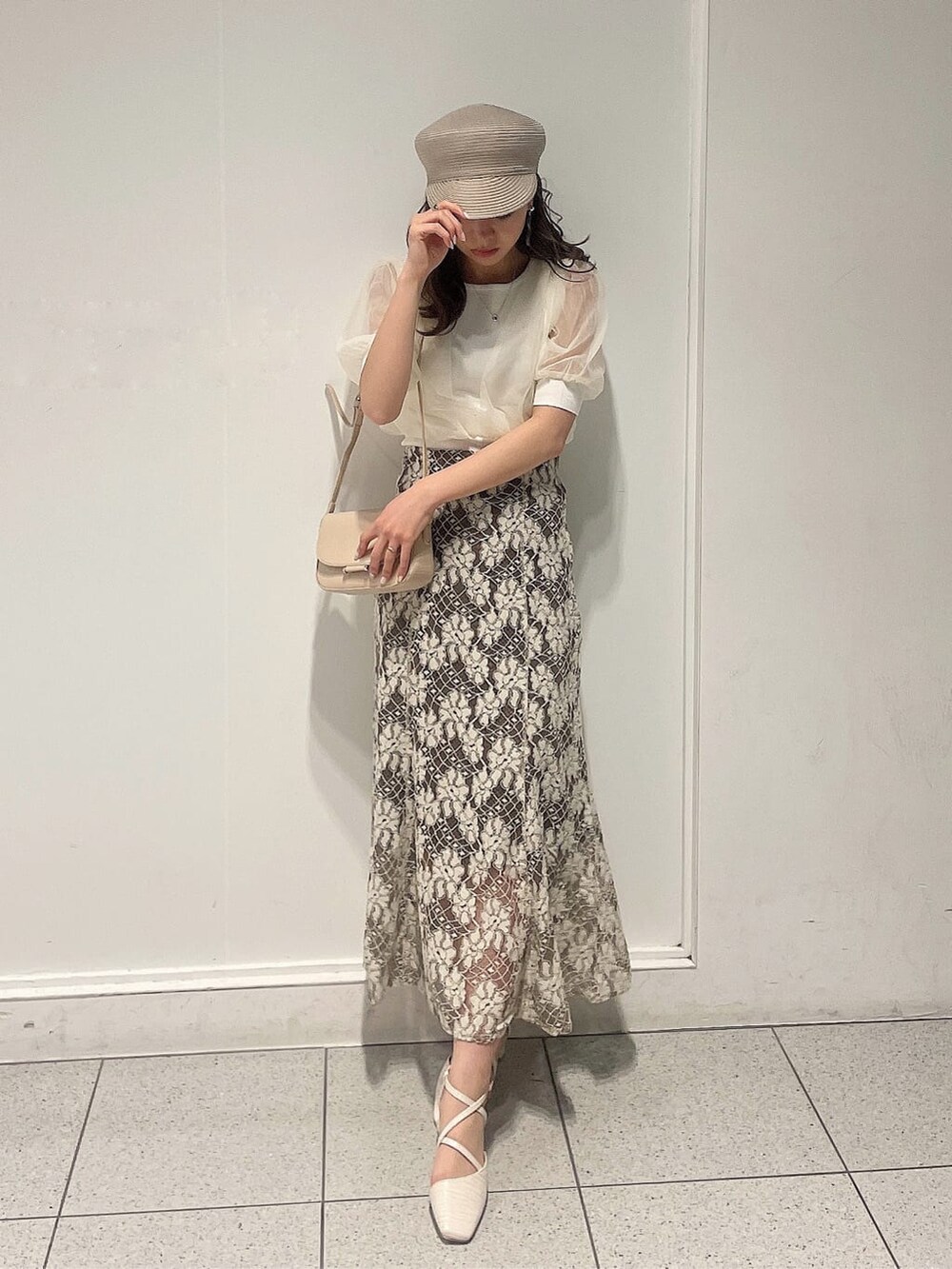 「夏コーデ、レーススカート、カシュクール、ワントーンコーデ、大人っぽコーデ、158cmコーデ、肌見せ、春服コーデ、ニットトップス、シアーニット、モテコーデ、ガーリーコーデ、きれいめカジュアル、花柄、トレンド」｜「dazzlinのチュールスリーブシアーニットトップス（ニット/セーター、ホワイト系）」を使った、AYU KAMEIさん（レディース・158cm）の春コーディネートの2枚目の写真