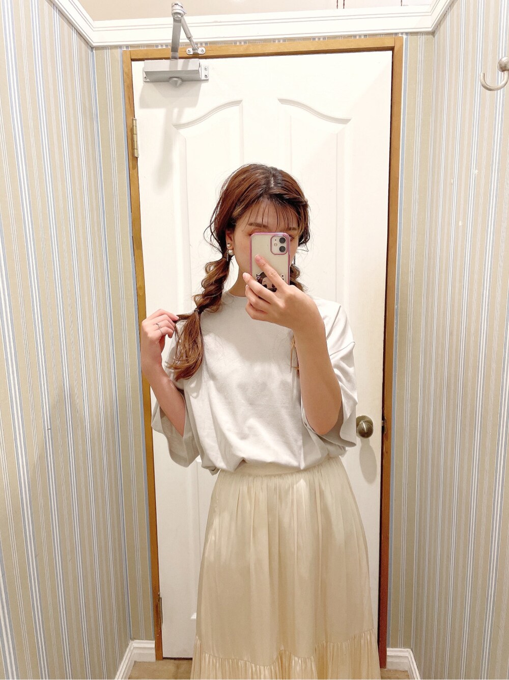 ホワイト系のスカート、ブルー系のサンダル、グレー系のTシャツ/カットソーを着用したレディースの春コーディネートの4枚目の写真