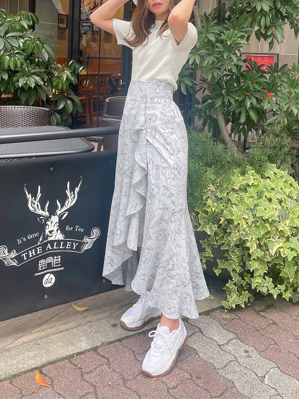 「ウエストマーク、春服、春服コーデ、トレンド、dazzlin、ダズリン、きれいめカジュアル、ワントーンコーデ、大人っぽコーデ、158cmコーデ、フェミニンコーデ、モテコーデ、大人フェミニン」｜「AKIII CLASSICの【AKIII】別注URBAN TRACKER（スニーカー、ホワイト系）」を使った、AYU KAMEIさん（レディース・158cm）の春コーディネートの7枚目の写真