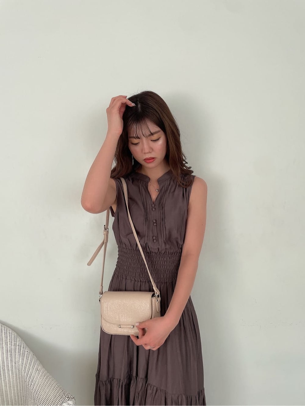 ブラウン系のワンピース、ベージュ系のサンダルを着用したレディースの春コーディネートの4枚目の写真