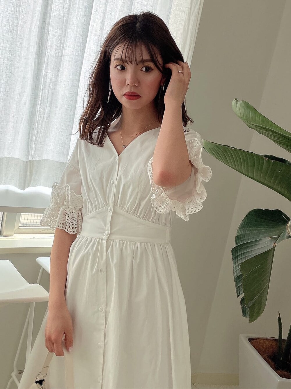 「大人フェミニン、158cmコーデ、きれいめカジュアル、コットン、ワンピース、大人っぽコーデ、春服、トレンド、ウエストマーク、ホワイトコーデ、ダズリン、モテコーデ、dazzlin、フレアワンピース、ワントーンコーデ」｜「dazzlinのスリーブコットンシャツワンピース（ワンピース、ホワイト系）」を使った、AYU KAMEIさん（レディース・158cm）の春コーディネートの10枚目の写真
