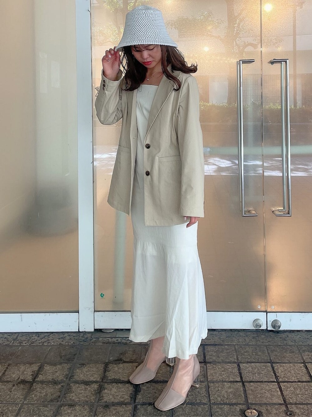 「大人可愛い、春服コーデ、モテコーデ、ワンピース、マーメイドワンピース、大人フェミニン、158cmコーデ、大人シンプル、トレンド、マーメイドスカート、大人カジュアル、大人っぽコーデ、ワントーンコーデ、ロングスカート、双子コーデ」｜「dazzlinのシングルオーバーテーラードジャケット（テーラードジャケット、ベージュ系）」を使った、AYU KAMEIさん（レディース・158cm）の春コーディネートの9枚目の写真