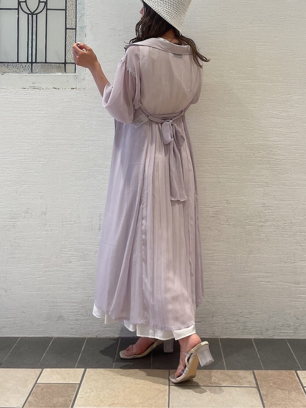 パープル系のサンダル、ホワイト系のワンピース、パープル系のシャツ/ブラウスを着用したレディースの春コーディネートの5枚目の写真