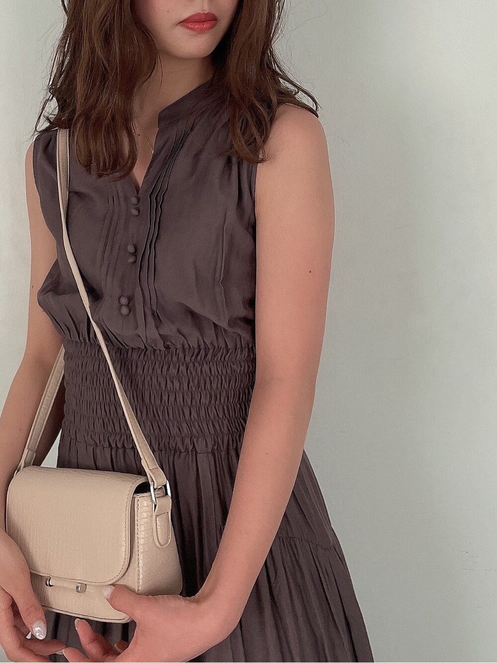 ブラウン系のワンピース、ベージュ系のサンダルを着用したレディースの春コーディネートの5枚目の写真