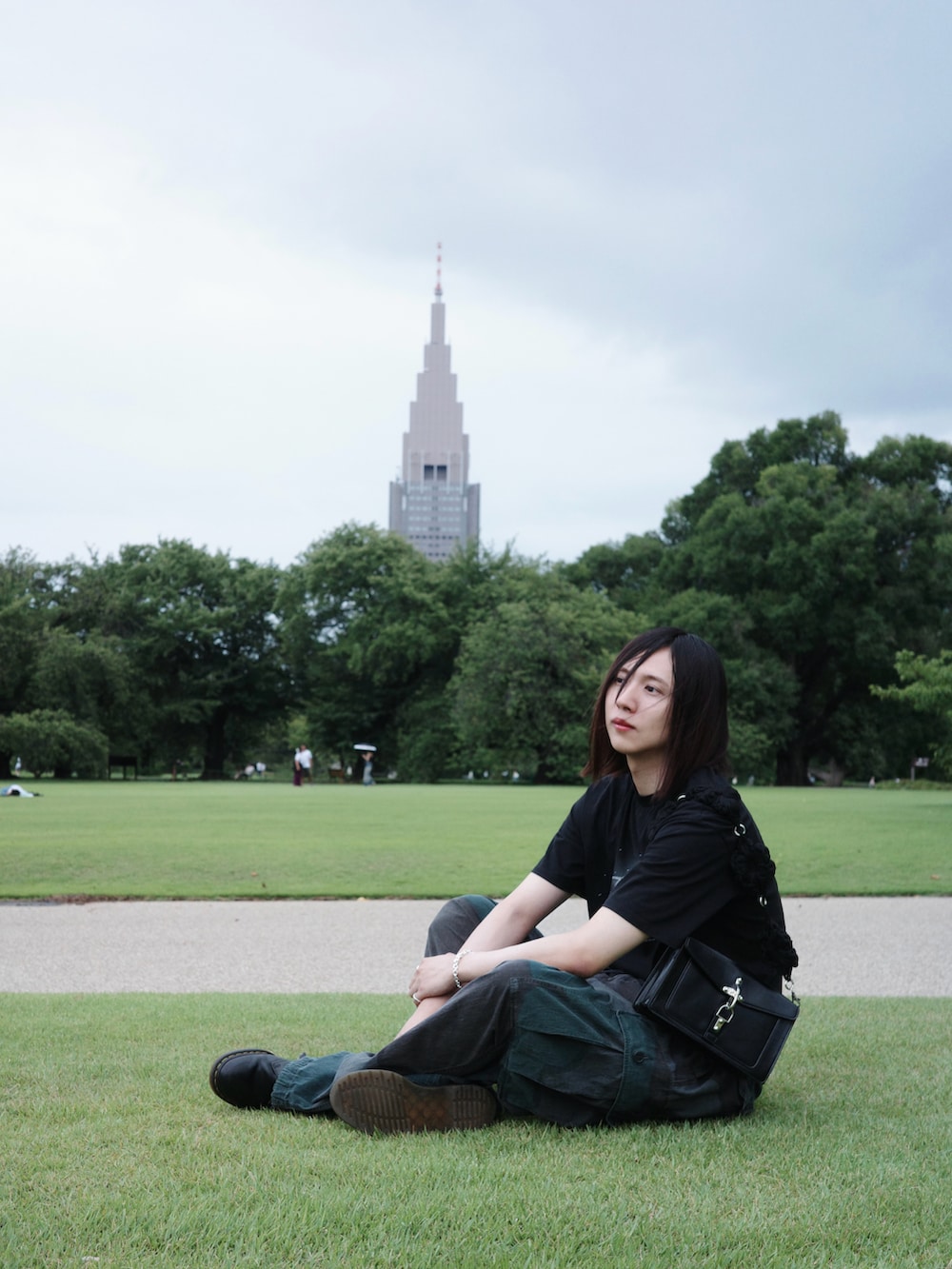ブラック系のTシャツ/カットソー、その他のカーゴパンツ、ブラック系のハンドバッグを着用したメンズの夏コーディネートの3枚目の写真