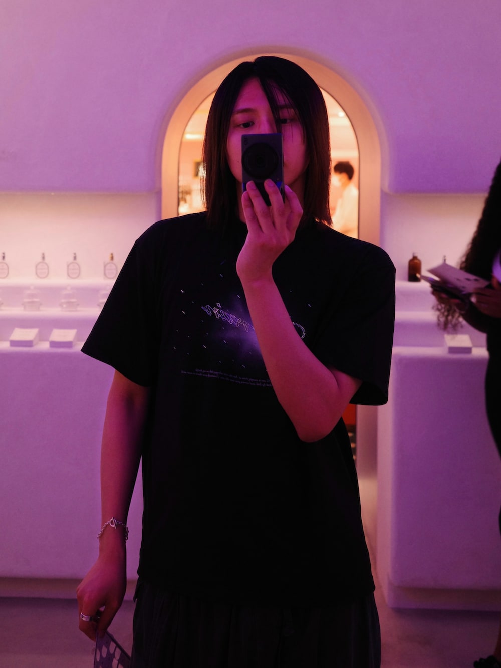 ブラック系のハンドバッグ、ブラック系のTシャツ/カットソー、その他のカーゴパンツを着用したメンズの夏コーディネートの2枚目の写真
