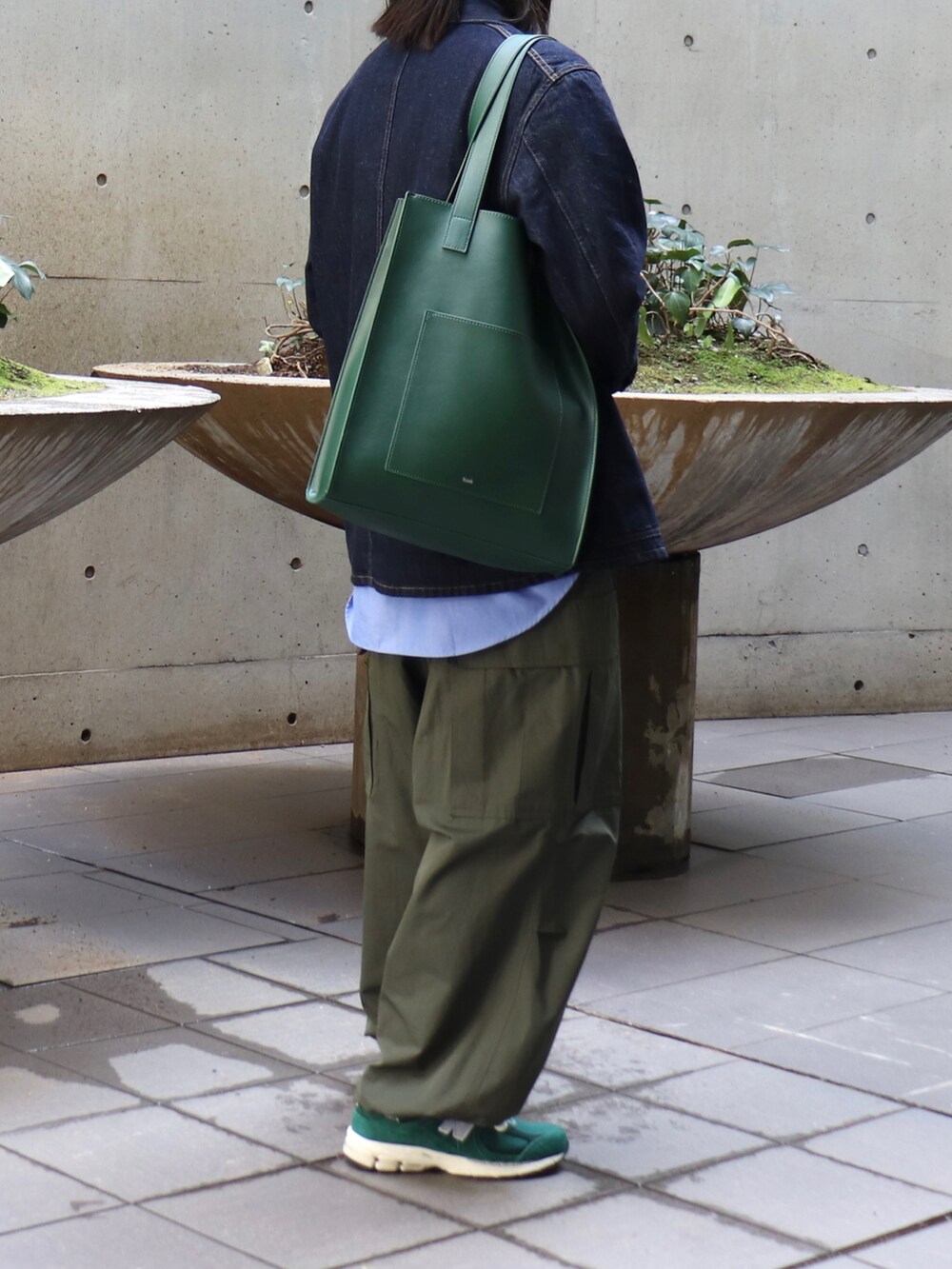 「休日コーデ、大人カジュアル、ゆるコーデ、春服、オーバーサイズ、プチプラコーデ、春コーデ、デニム、デニムジャケット、デニムコーデ、ニューバランス、New Balance、カーゴパンツ、ワイドパンツ、ネクタイコーデ」｜「WYM LIDNMの【WYM LIDNM】TENCEL RELAX WIDE SHIRT（シャツ/ブラウス、ブルー系）」を使った、YUKIさん（メンズ・175cm）の春コーディネートの3枚目の写真