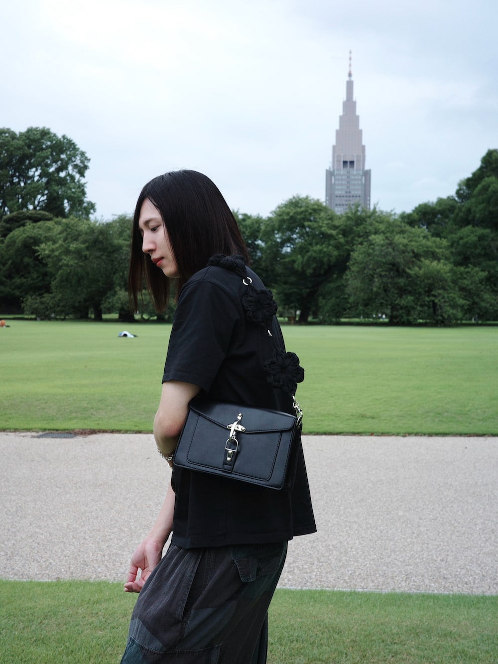 ブラック系のTシャツ/カットソー、その他のカーゴパンツ、ブラック系のハンドバッグを着用したメンズの夏コーディネートの2枚目の写真