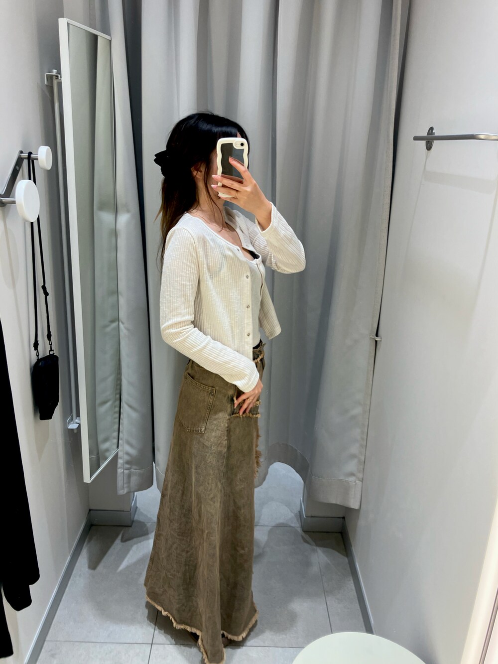 ベージュ系のデニムスカート、ベージュ系のカーディガン/ボレロを着用したレディースの秋コーディネートの2枚目の写真