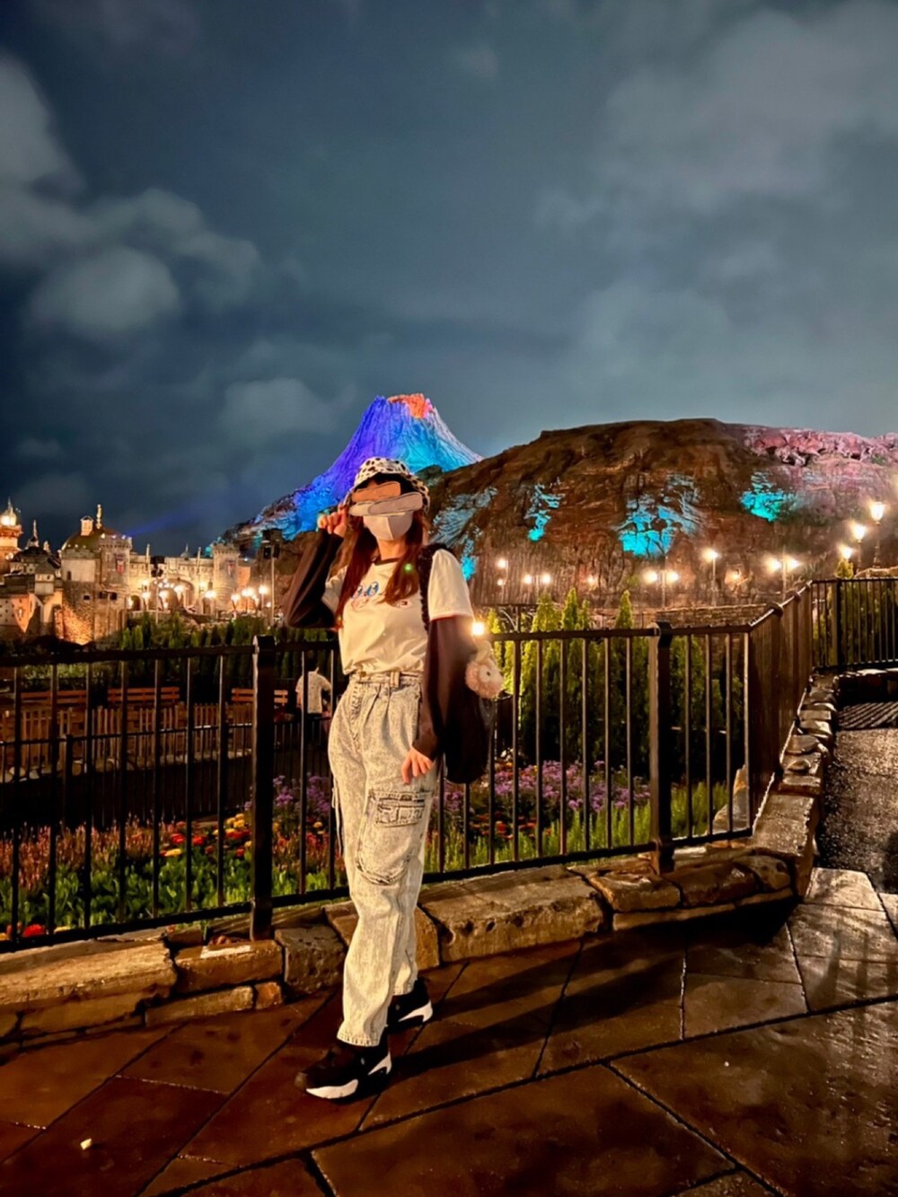 「デニムっていいよね、ストリート、白Tシャツ、Tシャツ、ディズニー、disney、101匹わんちゃん、バケットハット、梅雨、古着、TOMMY HILFIGER、reebok、スニーカー、カーゴパンツ」｜「UNIQLOのクールネックT（Tシャツ/カットソー、ブラック系）」を使った、chiiiさん（レディース・163cm）の夏コーディネートの4枚目の写真