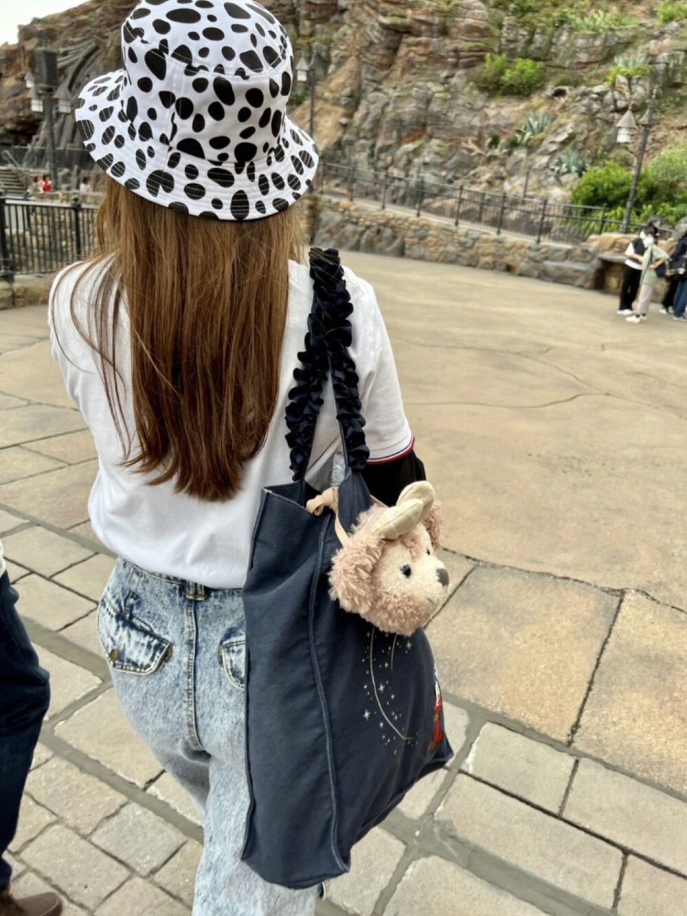 「デニムっていいよね、ストリート、白Tシャツ、Tシャツ、ディズニー、disney、101匹わんちゃん、バケットハット、梅雨、古着、TOMMY HILFIGER、reebok、スニーカー、カーゴパンツ」｜「UNIQLOのクールネックT（Tシャツ/カットソー、ブラック系）」を使った、chiiiさん（レディース・163cm）の夏コーディネートの3枚目の写真