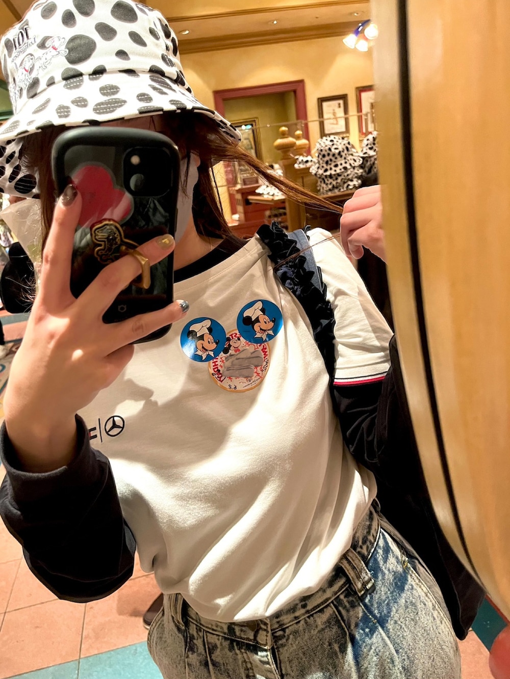 「デニムっていいよね、ストリート、白Tシャツ、Tシャツ、ディズニー、disney、101匹わんちゃん、バケットハット、梅雨、古着、TOMMY HILFIGER、reebok、スニーカー、カーゴパンツ」｜「UNIQLOのクールネックT（Tシャツ/カットソー、ブラック系）」を使った、chiiiさん（レディース・163cm）の夏コーディネートの2枚目の写真