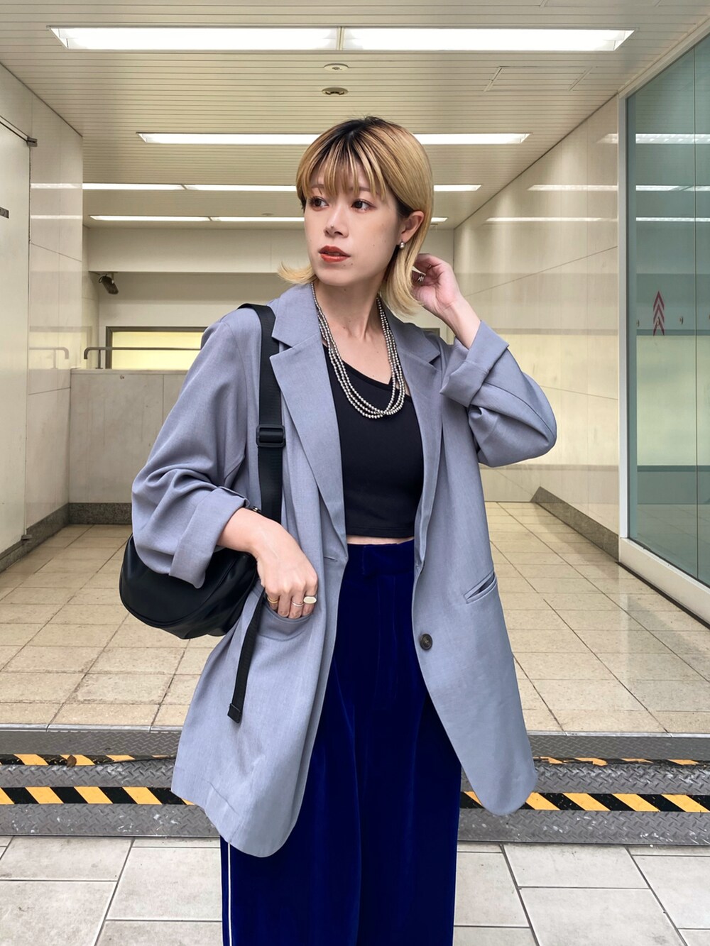 「お出かけコーデ、ゆるコーデ、お洒落さんとつながりたい、大人コーデ、大人カジュアル、ootd、オトナ女子、いいね、save、フォローお願いします🤑、スニーカーコーデ、ジャケット、ラインパンツ、秋冬コーデ」｜「RAY CASSINのカタログ掲載/サイドパイピングベロアパンツ（その他パンツ、ブルー系）」を使った、nimoさん（レディース・155cm）の秋コーディネートの3枚目の写真