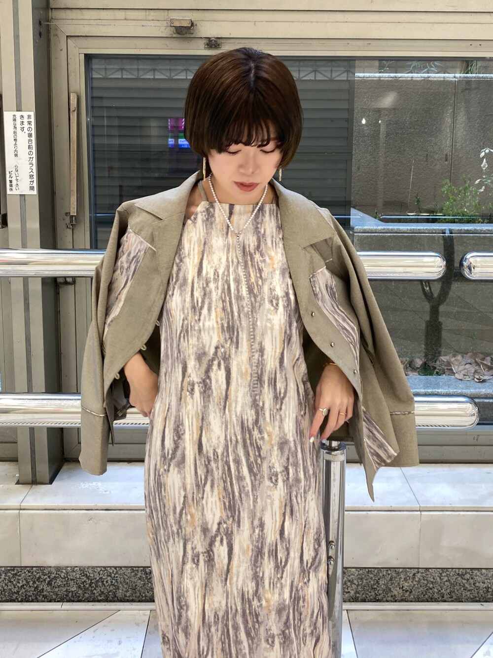 「春夏コーデ、お出かけコーデ、オトナ女子、デート、オトナカジュアル、モード、きれいめカジュアル、キレイめ、Ray Cassin、いいね、save、フォローお願いします🤑」｜「RAY CASSINのTales by Ray Cassin マーブルストレートキャミワンピース（ワンピース、ブラウン系）」を使った、nimoさん（レディース・155cm）の春コーディネートの4枚目の写真