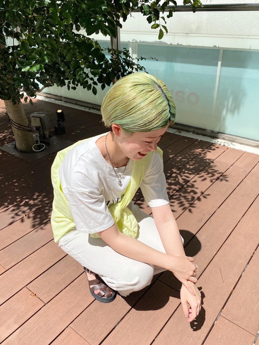 ブラウン系のサンダル、ベージュ系のその他パンツ、ホワイト系のTシャツ/カットソーを着用したレディースの夏コーディネートの5枚目の写真