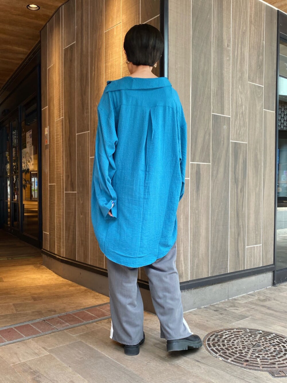 「秋先取りコーデ、休日スタイル、パンツスタイル、秋冬コーデ、骨格ウェーブ、いいね、save、フォローお願いします🤑、きれいめカジュアル、スラックス、Ray Cassin、ラインパンツ、カラーシャツ、ブルー、シンプルコーデ、大人カジュアル、ブーツコーデ」｜「RAY CASSINのサイドラインイージーパンツ（その他パンツ、グレー系）」を使った、nimoさん（レディース・155cm）の秋コーディネートの3枚目の写真