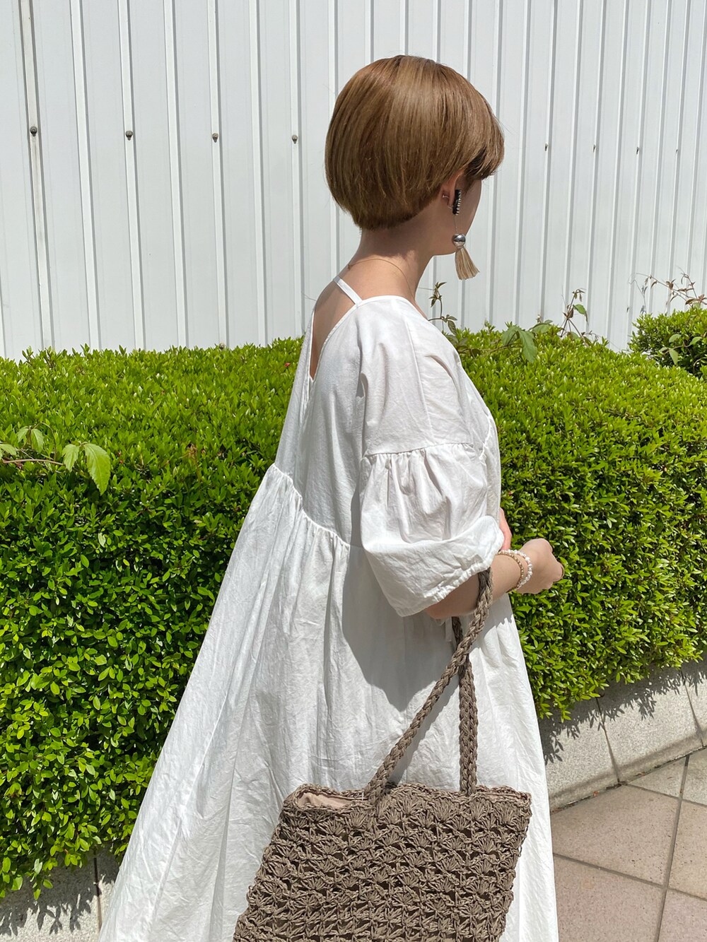 「春夏コーデ、初夏コーデ、ボリューム袖、ワンピース、夏コーデ、きれいめカジュアル、休日スタイル、ワンピーススタイル、ホワイト、ホワイトコーデ、淡色コーデ、背中あき、Ray Cassin、いいね、save、フォローお願いします🤑、リラックススタイル」｜「RAY CASSINのペーパー雑材トートバッグ（トートバッグ、ブラウン系）」を使った、nimoさん（レディース・155cm）の春コーディネートの4枚目の写真