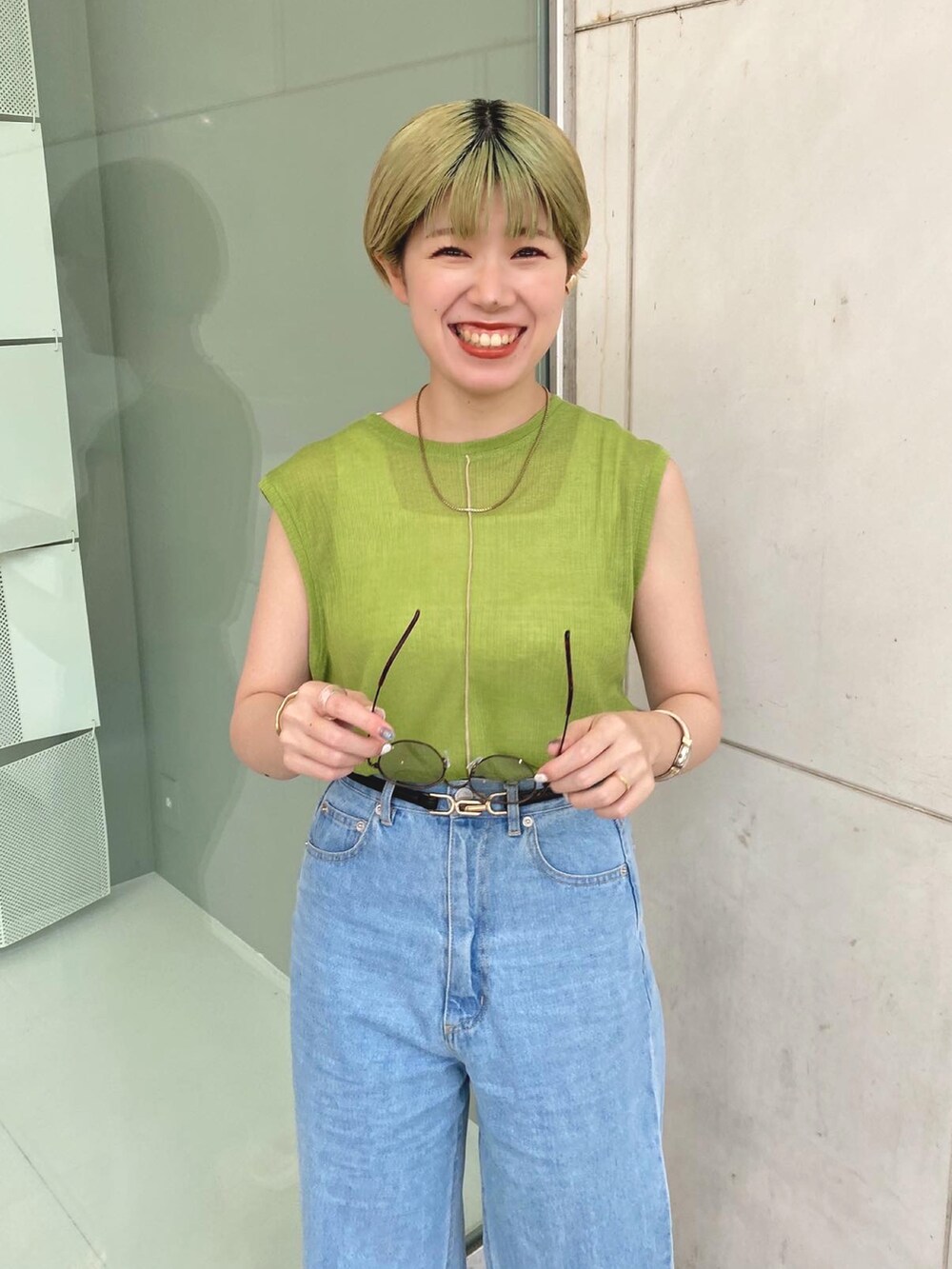 「夏コーデ、カジュアル、厚底シューズ、ノースリーブ、大人カジュアル、シンプルコーデ、スポサン、デニムパンツ、グリーン、サングラス、夏、透けトップス、Ray Cassin、いいね、save、フォローお願いします🤑」｜「RAY CASSINの裾フリンジゆるデニム（その他パンツ、ベージュ系）」を使った、nimoさん（レディース・155cm）の夏コーディネートの4枚目の写真