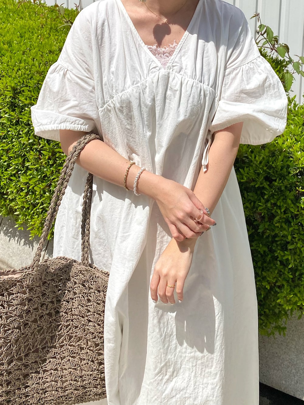 「春夏コーデ、初夏コーデ、ボリューム袖、ワンピース、夏コーデ、きれいめカジュアル、休日スタイル、ワンピーススタイル、ホワイト、ホワイトコーデ、淡色コーデ、背中あき、Ray Cassin、いいね、save、フォローお願いします🤑、リラックススタイル」｜「RAY CASSINのペーパー雑材トートバッグ（トートバッグ、ブラウン系）」を使った、nimoさん（レディース・155cm）の春コーディネートの3枚目の写真
